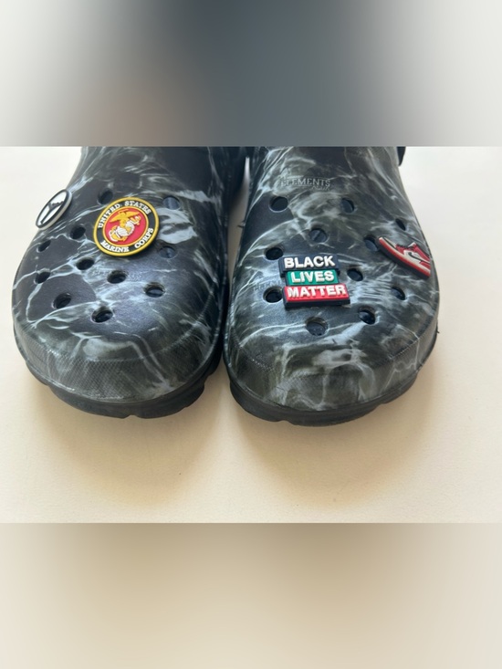 CROCS men’s Black Marble Slip-On Clogs with Jibbitz Charms size 11